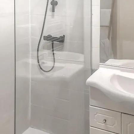 2 Bedroom Awesome In Apartmán Belgodère